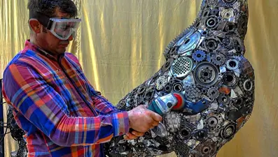 Mervan Altınorak atık hurdaları sanat eserine dönüştürüyor