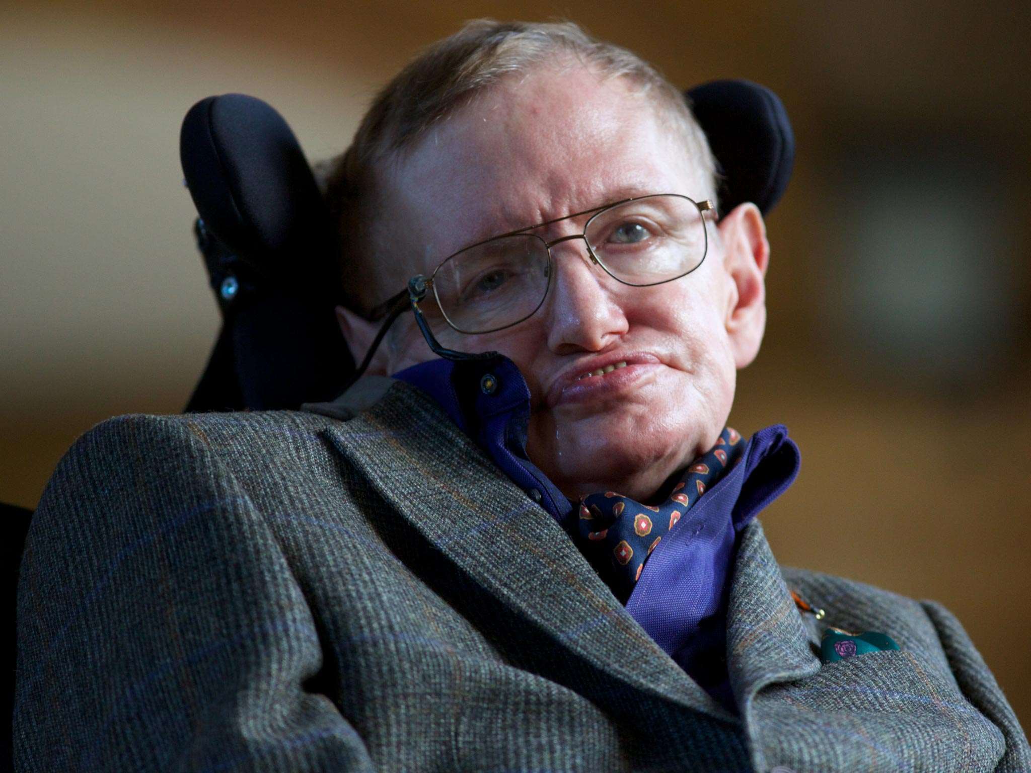 Stephen Hawking tarih verdi: Dünya alev topuna dönüşecek