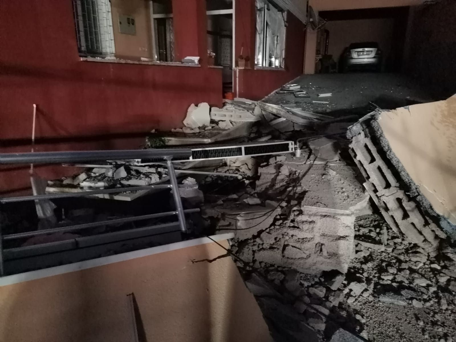 Doğalgaz patlaması binayı harabeye çevirdi: 2’si ağır 5 yaralı