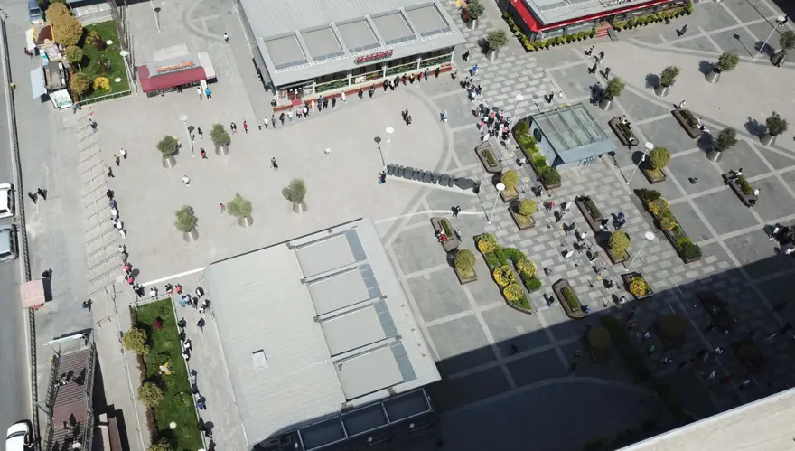 AVM'ler kapılarını açtı: Metrelerce kuyruk oluştu 2