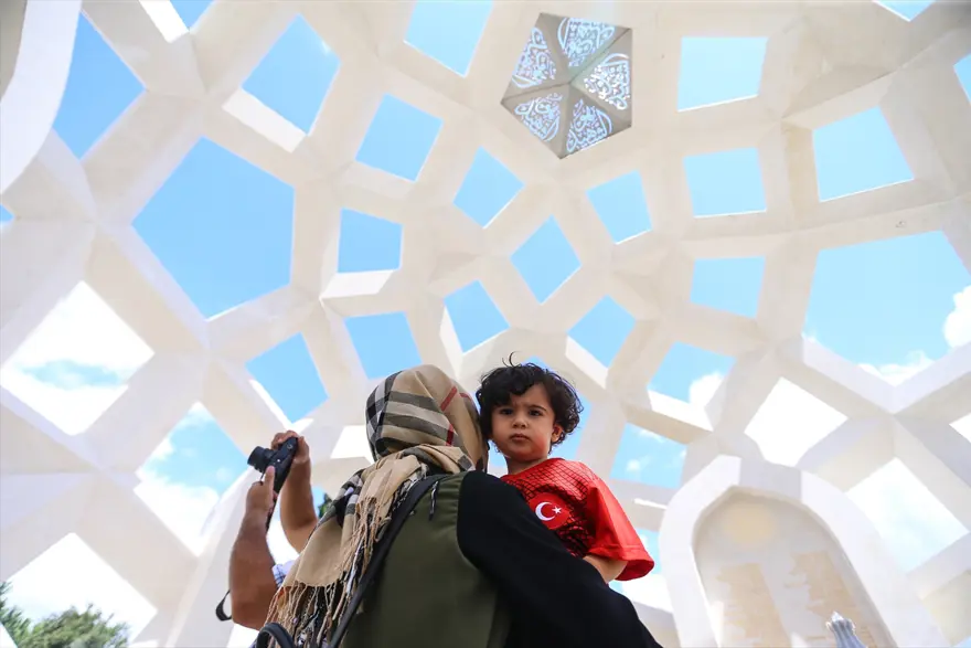 "Şehitler Makamı"na yoğun ilgi 16 "Şehitler Makamı"na yoğun ilgi 16