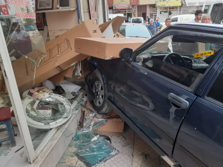 Kahramanmaraş'ta otomobil işyerine girdi 