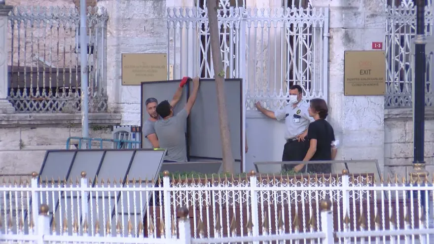 Ayasofya'da 'müze' tabelası söküldü 7