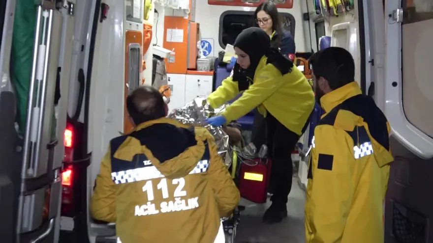 Uzun süre kimse farketmedi, otobüs durağında donmak üzereyken bulundu 1