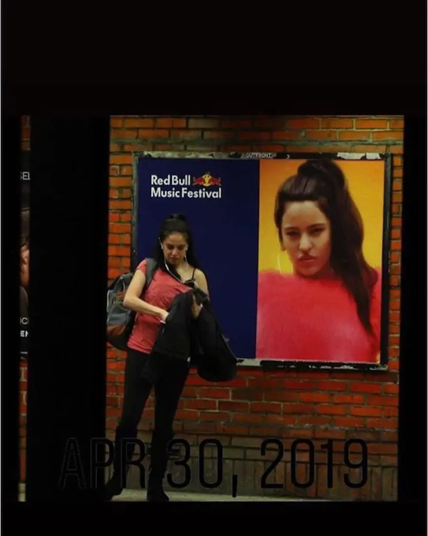 Reklam panosunda ikizinizle karşılaşsanız ne yapardınız? (Metroda fenomen oldular) 10