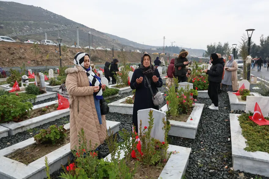 Depremde gelini ve 3 torununu kaybetti: "1 yıllık bina 3 saniyede çöker mi?" 4