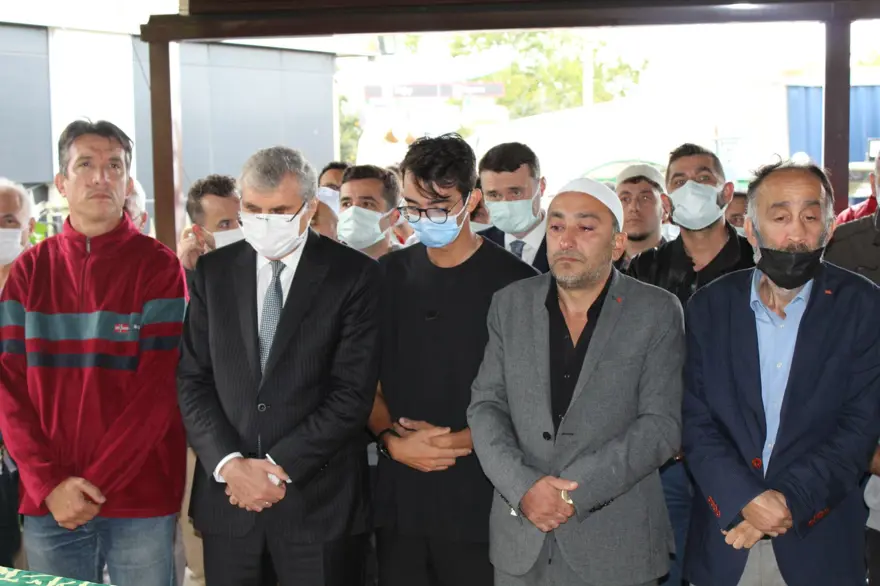 Mete Gazoz'un anneannesi son yolculuğuna uğurlandı 4 Mete Gazoz'un anneannesi son yolculuğuna uğurlandı 4