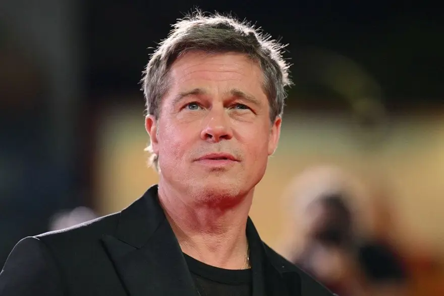 Brad Pitt yeni sevgilisine "çok aşık" 
