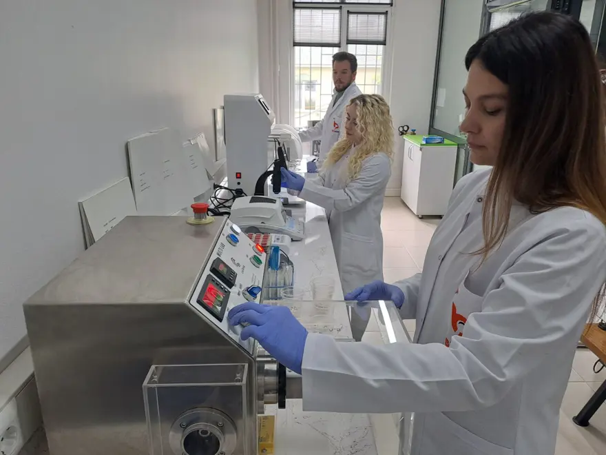 Girişimcilik desteğiyle ithal ilaçların prototipini üretti 