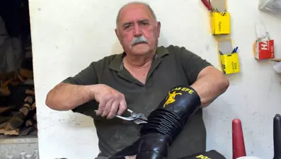 Tireli Hasan usta, 64 yıldır mesleğini sürdürüyor: "Elle yapan başka usta yok"