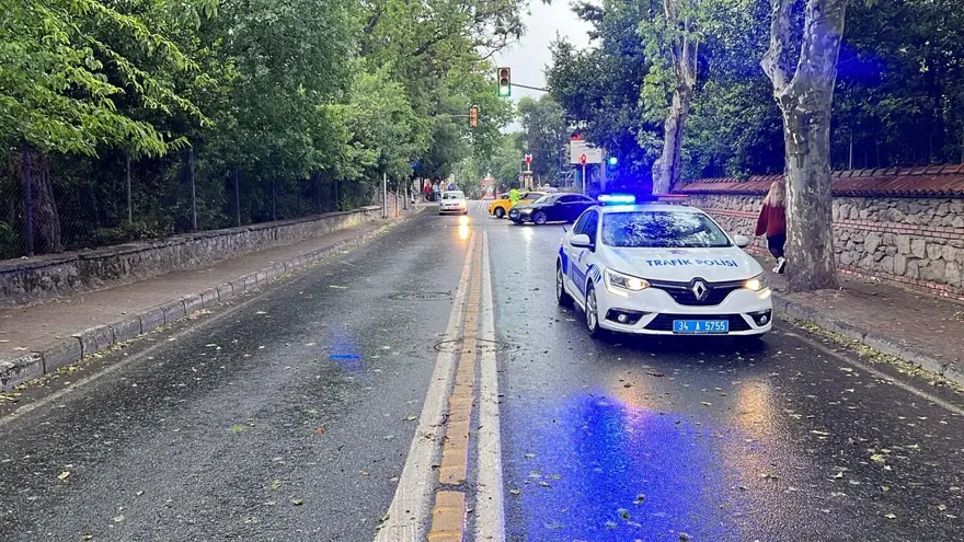 İstanbul'da sağanak ve şiddetli rüzgar etkili oluyor 1 İstanbul'da sağanak ve şiddetli rüzgar etkili oluyor 1