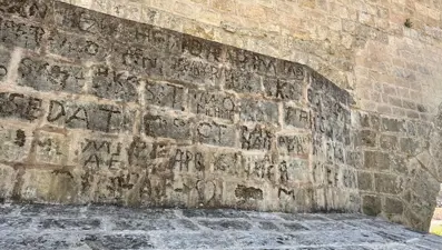 Tarih gözler önünde yok oluyor: Artuklular dönemindeki Haburman köprüsüne isimlerini kazdılar