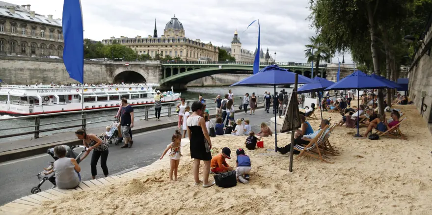 Tatile gidemeyenler Paris'i plaja çevirdi 9
