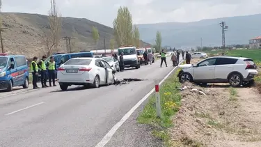 Kayseri'de 2 otomobil kafa kafaya çarpıştı: 6 yaralı