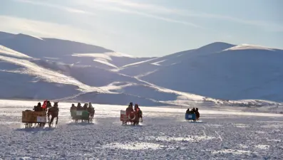 Çıldır Gölü'nde 'atlı kızak' keyfi Nisan ayında da devam ediyor