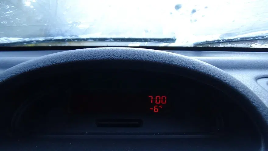 Kars eksi 10'u gördü: Araçların camları buz tuttu 5 Kars eksi 10'u gördü: Araçların camları buz tuttu 5