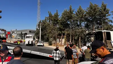 Muğla'da yolcu otobüsü vidanjörle çarpıştı