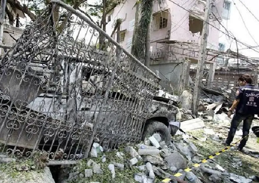 Tarihi bomba patladı: 7 ölü 7
