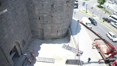 Diyarbakır Surları'ndaki tarihi Dağkapı 79 yıl sonra yerine takılıyor