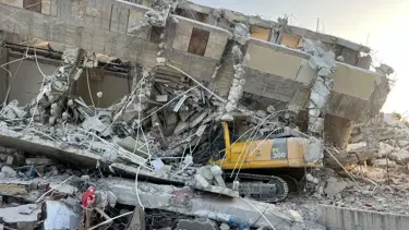 Hatay’da iş makinesinin üzerine bina çöktü: 1 yaralı