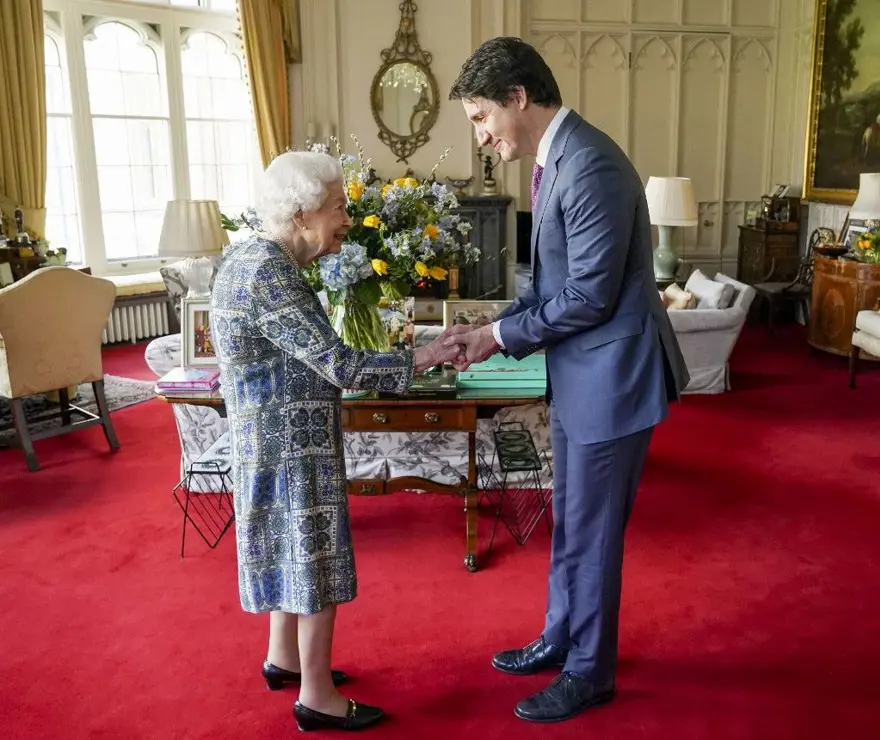 Kraliçe 2.Elizabeth Covid'den bu yana ilk yüz yüze görüşmesini gerçekleştirdi 1