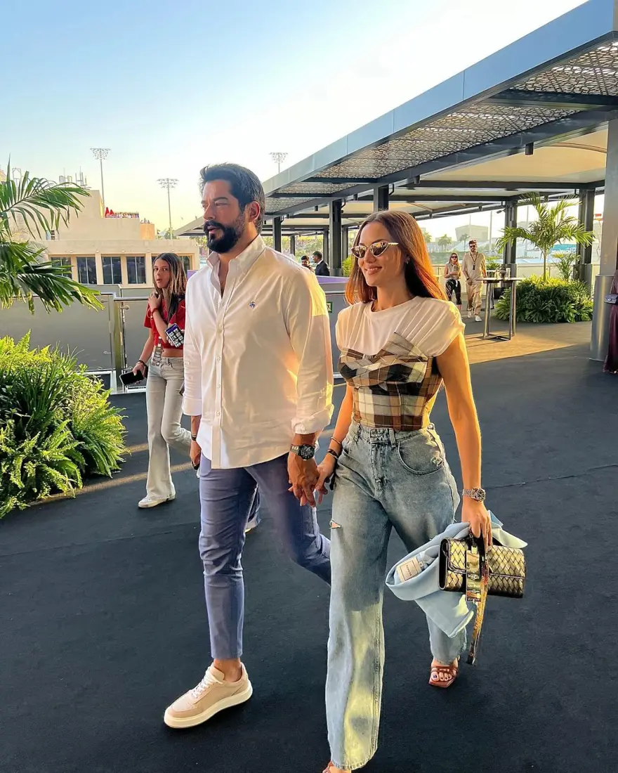 Fahriye Evcen ile Burak Özçivit, Formula 1 yarışları için Abu Dabi'de 1