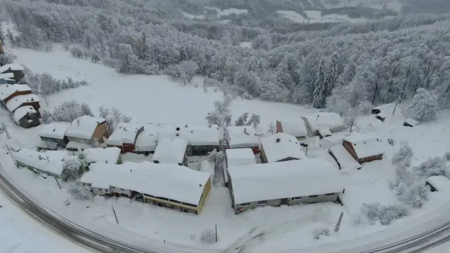 10 gündür aralıksız yağan kar, hayatı durdurdu: Otomobiller kar altında kayboldu 3