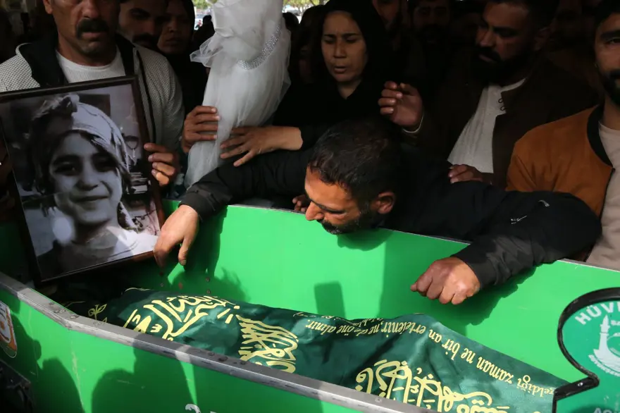 Feriköy Mezarlığı’nda katledilen küçük Şirin’e gözyaşlarıyla veda 1