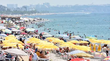 Antalya'da sıcak hava: Bunalanlar sahillere akın etti