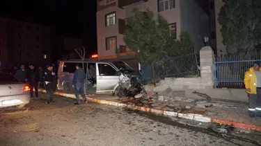 Otomobile çarpan kamyonet kaldırıma çıkıp yayayı ezdi: 3 yaralı