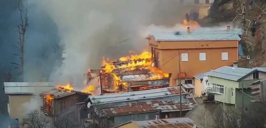 Rize'de Gölyayla köyünde çıkan yangına müdahale devam ediyor: 9 ev zarar gördü 7