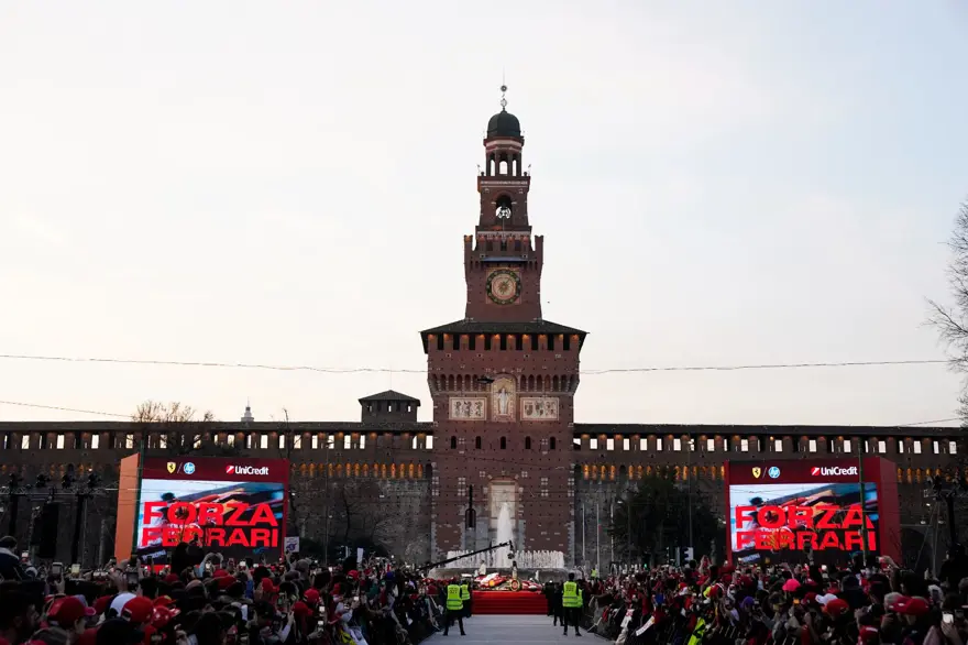 Formula 1 yeni sezon için geri sayım: Lewis Hamilton ve Charles Leclerc'tan 35 bin kişi önünde gösteri 3