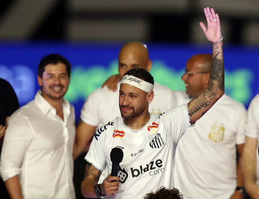 Yıldız futbolcu Neymar her şeyin başladığı yerde: "Prens geri döndü!" 7 Yıldız futbolcu Neymar her şeyin başladığı yerde: "Prens geri döndü!" 7