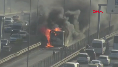 İstanbul'da metrobüs alevlere teslim oldu