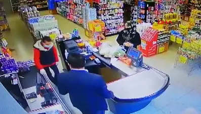 Markette ‘vertigo krizi’ geçiren kasiyeri son anda tuttu