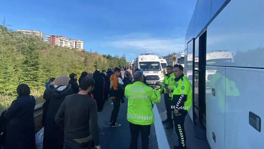 TEM'de yolcu otobüsü TIR'la çarpıştı: Yaralılar var 1