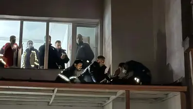 8&#x27;inci kattan yan binanın tentesine düştü