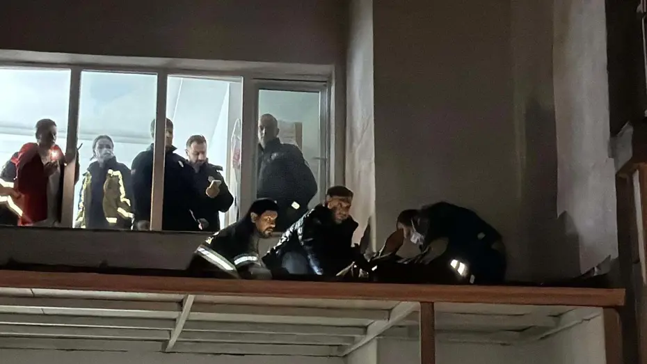 8'inci kattan yan binanın tentesine düştü