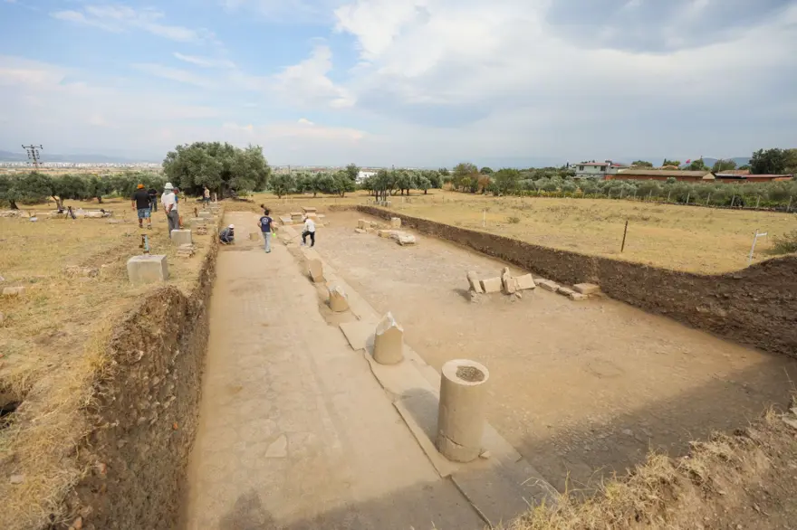 Metropolis Antik Kenti'nde yeni bulgu: 1800 yıllık yapı bulundu 4