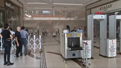 AVM’de yangın paniği: 3 kişi dumandan etkilendi