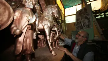 Hataylı heykeltıraş depremde az hasar gören Fatih Sultan Mehmet'in heykelini bitirmeye çalışıyor
