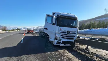 TIR şoförü, otoyolda bariyerlere çarptı