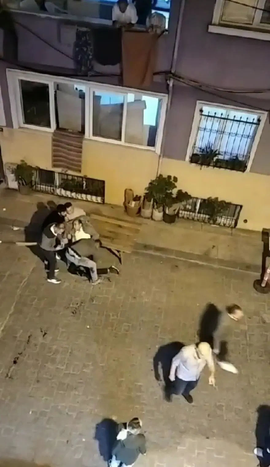 Çocuklar kavga etti, babalar birbirini vurdu 1
