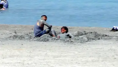 Yasağa rağmen Salda Gölü kıyısında nargile içip, çamur banyosu yaptılar