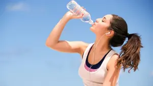 Kalp hastalarına uyarı: Yazın su içmeyenlerde kalp krizi riski artıyor