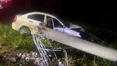 Beton direğe çarpan sürücü yaşam mücadelesi veriyor