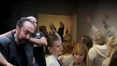 Adnan Oktar ve 18 sanığın yargılandığı davada yeni karar: 3 suçtan beraat etti ('Kedicik'lerden sevgi gösterisi)