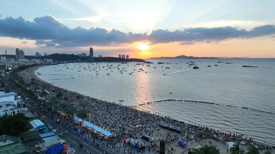 Tayland'da havai fişek festivali renkli görüntüler oluşturdu 5