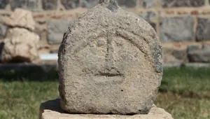 ''Dünyanın ilk emojili asker taşı'' Diyarbakır’da sergileniyor