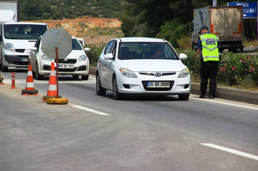 Bodrum’a giren araç sayısı bir günde yüzde 25 arttı 2 Bodrum’a giren araç sayısı bir günde yüzde 25 arttı 2